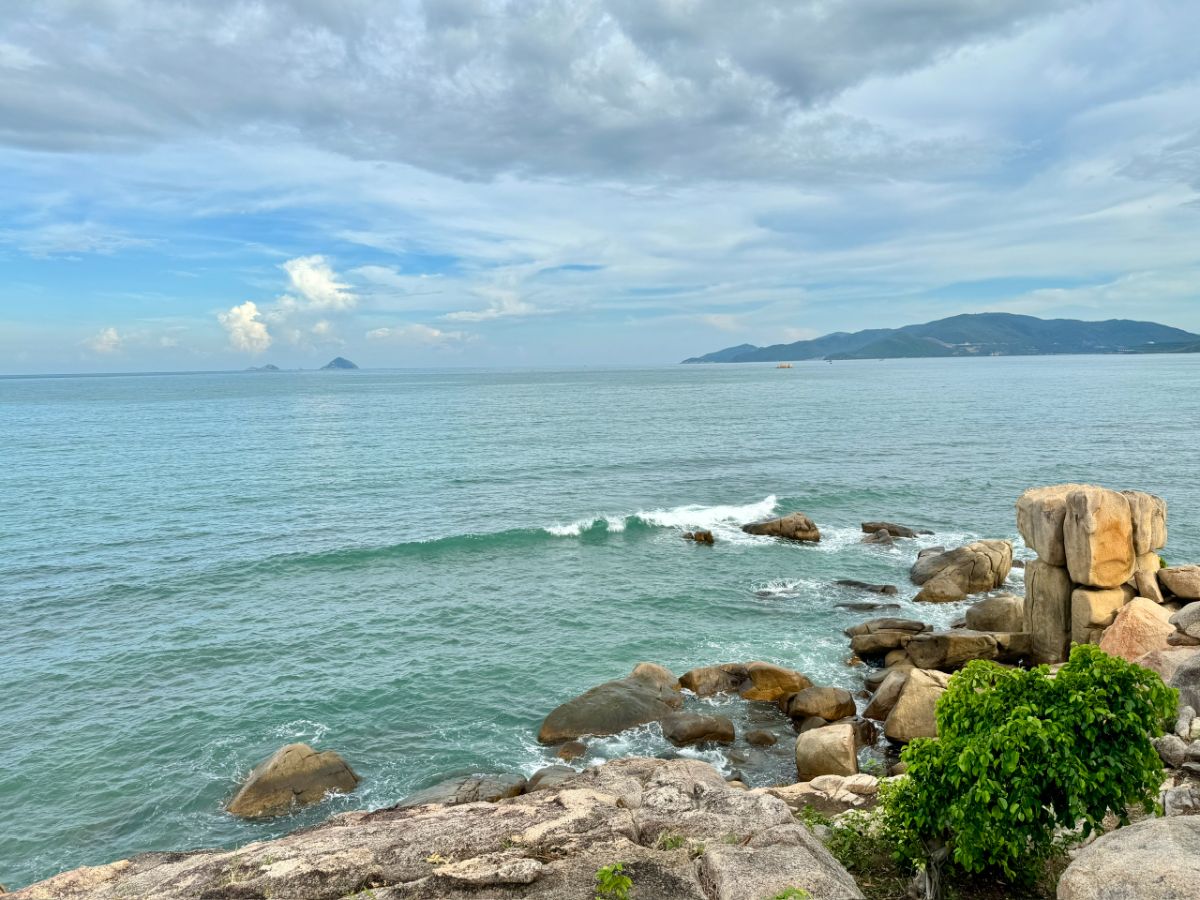 Hòn Vợ, nằm gần Hòn Chồng