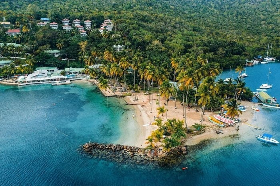 Du khách sẽ khởi hành bằng tàu ngầm từ Saint Lucia để đến khách sạn này