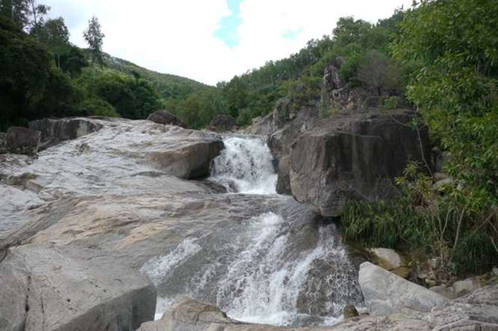 Suối-Hố-Giang-Bình-Định-Khám-phá-hòn-đá-Champa-bí-ẩn-4