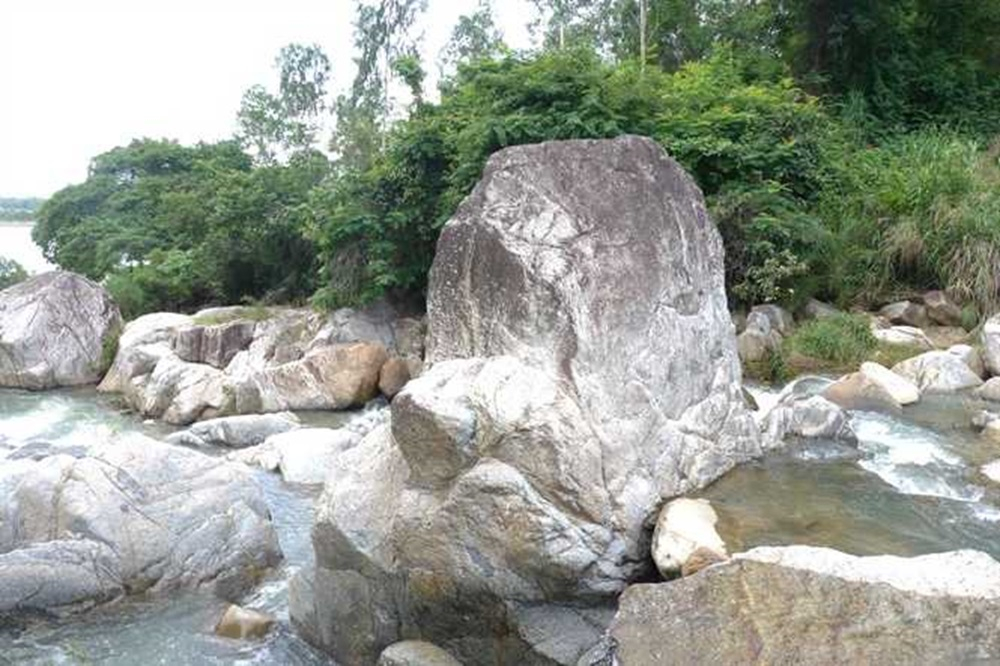 Suối-Hố-Giang-Bình-Định-Khám-phá-hòn-đá-Champa-bí-ẩn-5