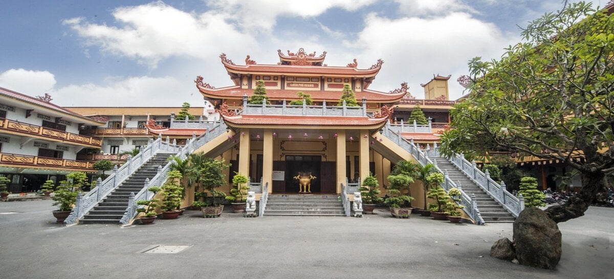 nhung-ngoi-chua-yen-tinh-o-tphcm-3