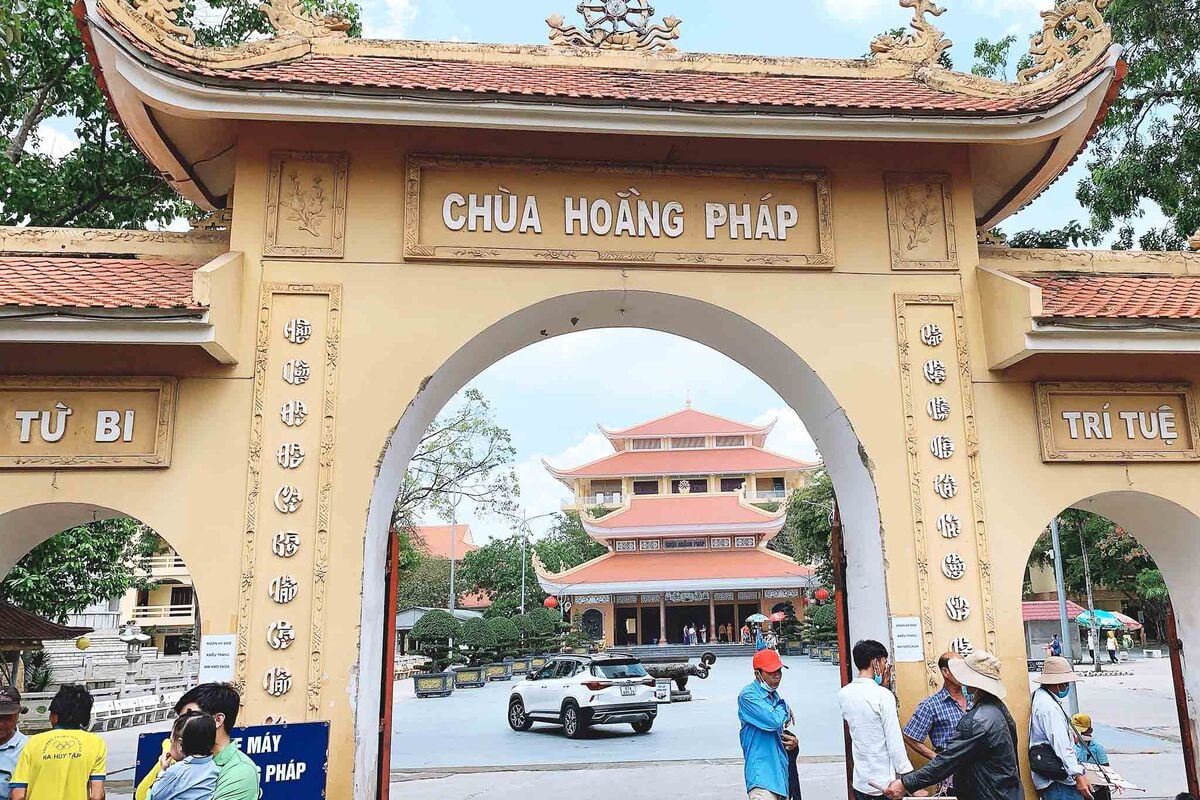 nhung-ngoi-chua-yen-tinh-o-tphcm-4