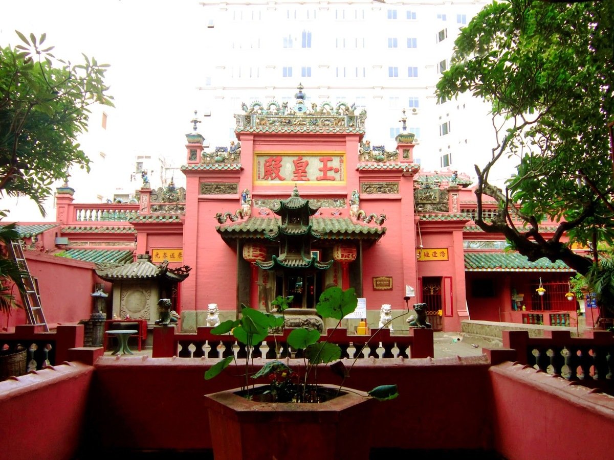nhung-ngoi-chua-yen-tinh-o-tphcm-6