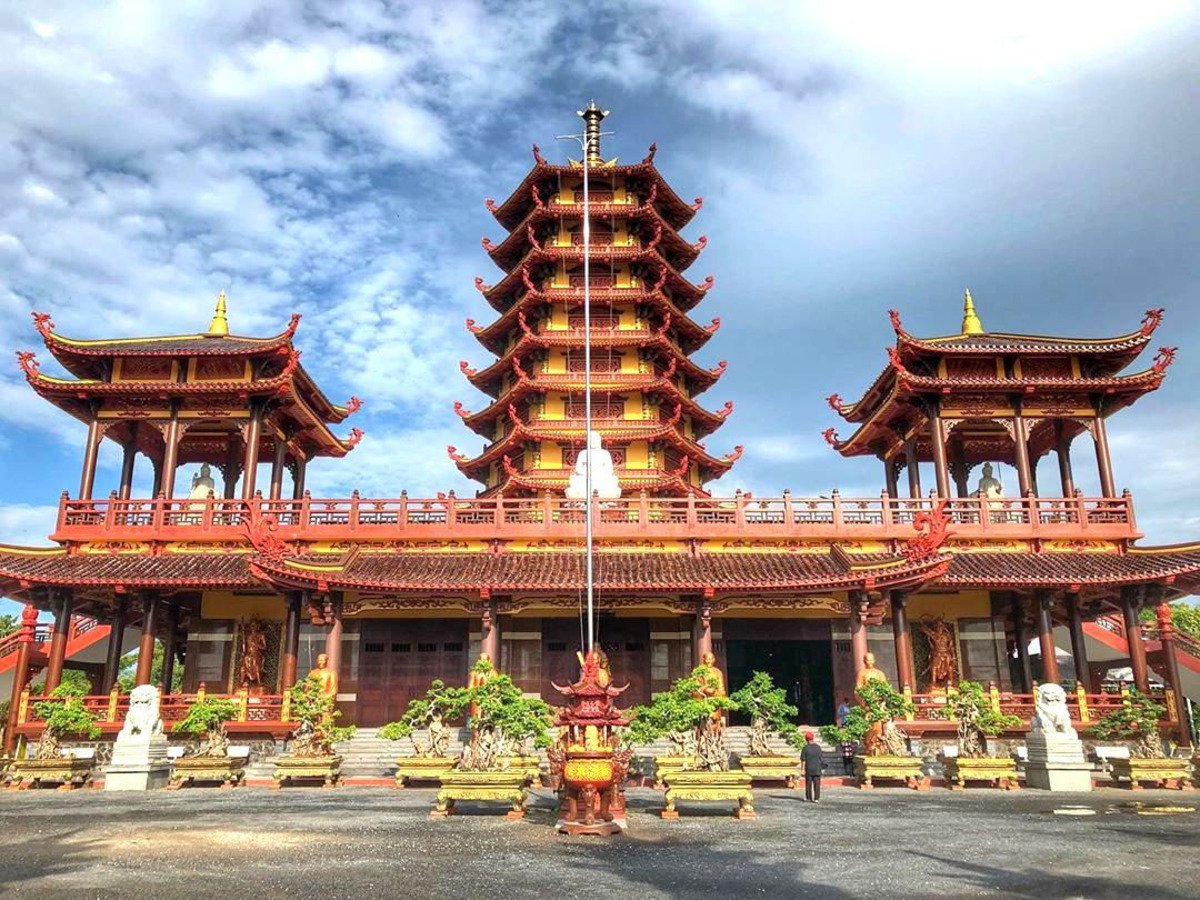 nhung-ngoi-chua-yen-tinh-o-tphcm-7