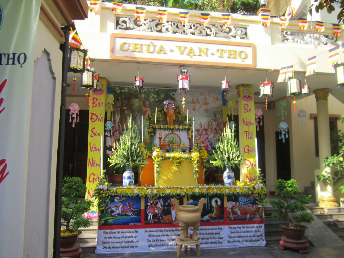 nhung-ngoi-chua-yen-tinh-o-tphcm-8
