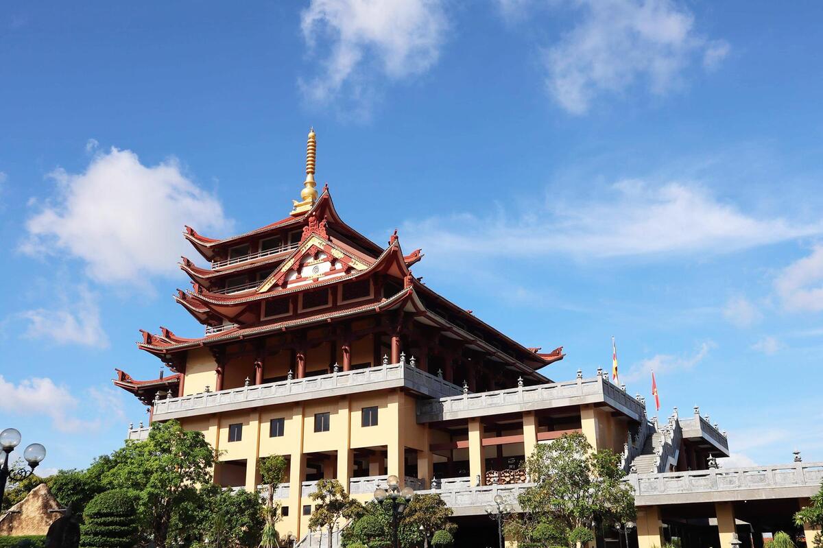 nhung-ngoi-chua-yen-tinh-o-tphcm-9