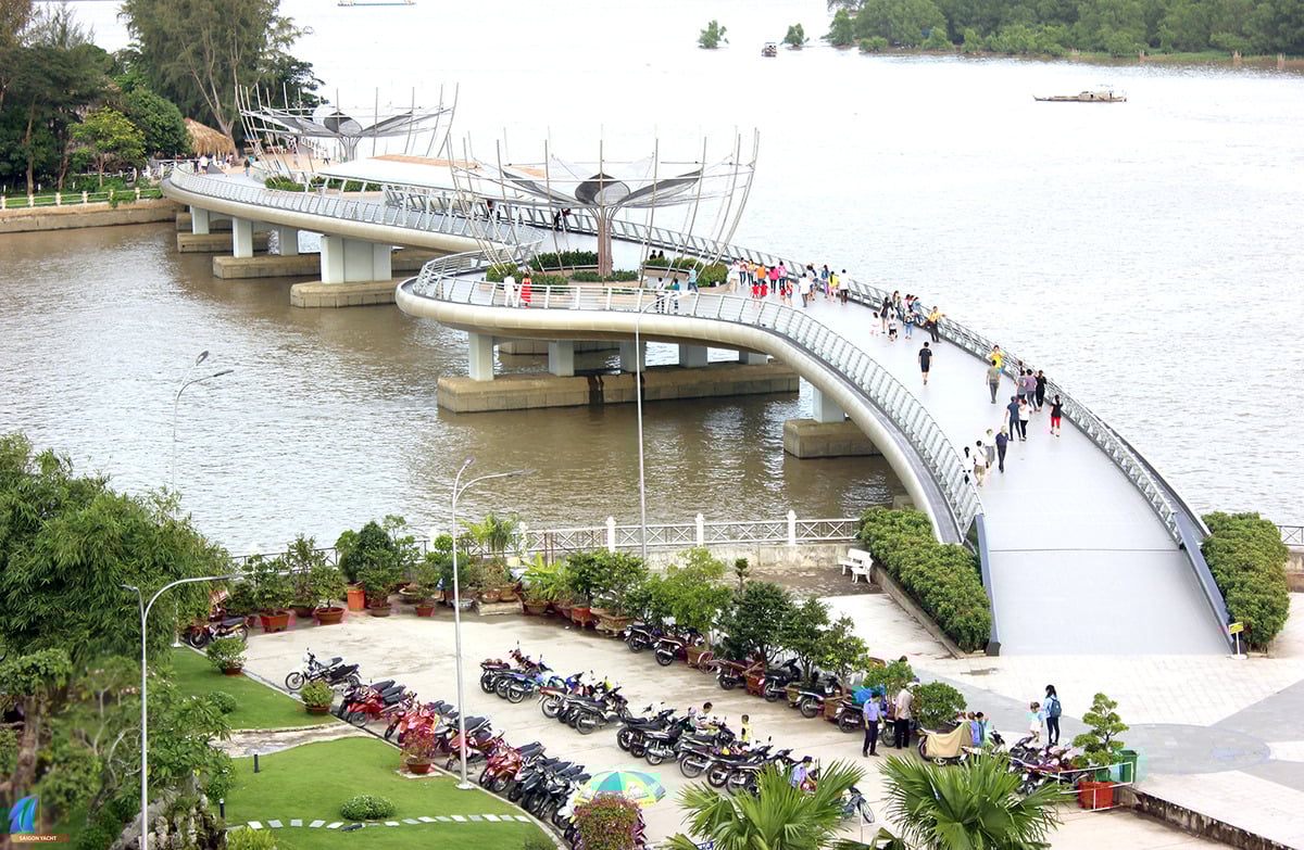 Cầu đi bộ Ninh Kiều - Cần Thơ: Biểu tượng tình yêu bên dòng sông Hậu - ảnh 1