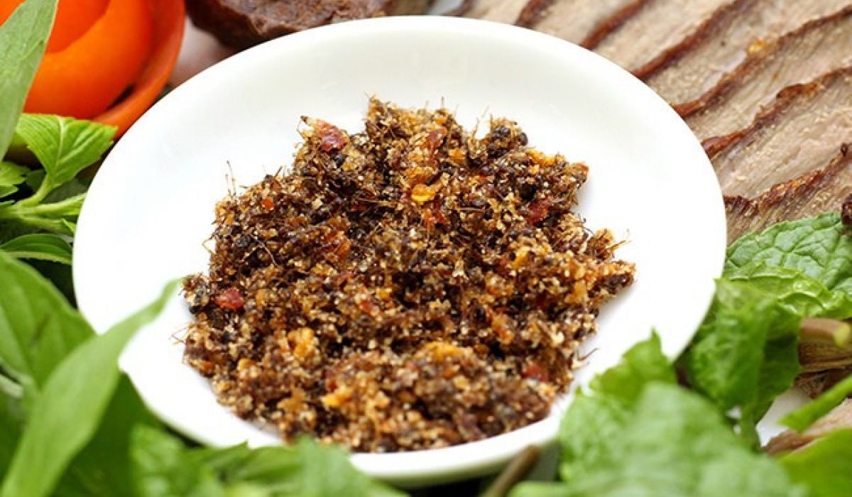 Muối kiến vàng Phú Yên: Món ăn 'độc lạ' của vùng đất xứ Nẫu - ảnh 2
