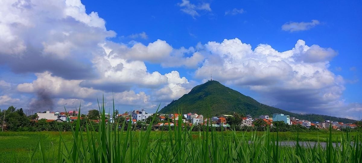 Chinh phục núi Chóp Chài, ngắm trọn vẹn cảnh sắc Phú Yên tuyệt đẹp - ảnh 1