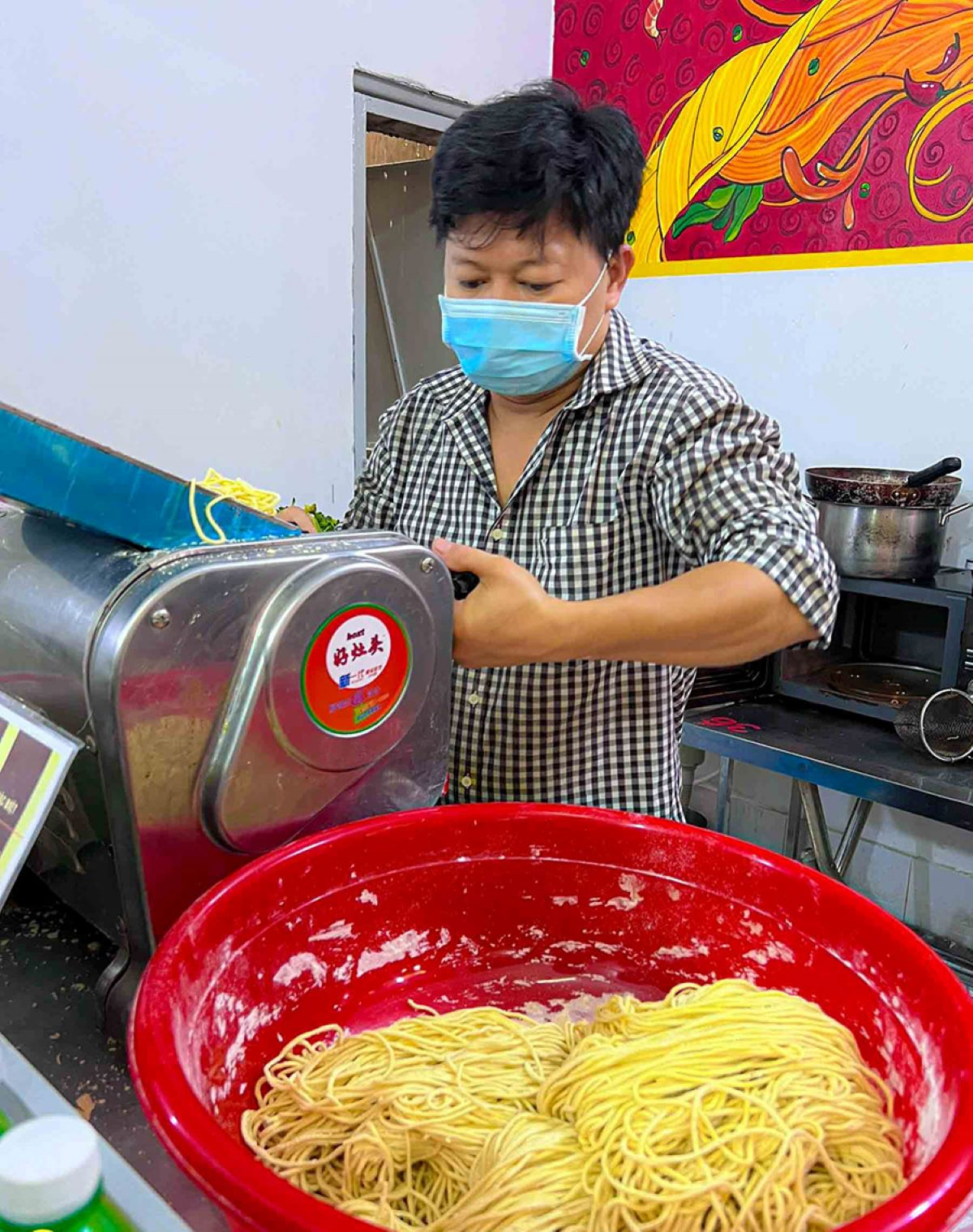 Thưởng thức mì sụa Sóc Trăng - Sợi mì 'may mắn' trong tín ngưỡng người Hoa - ảnh 2