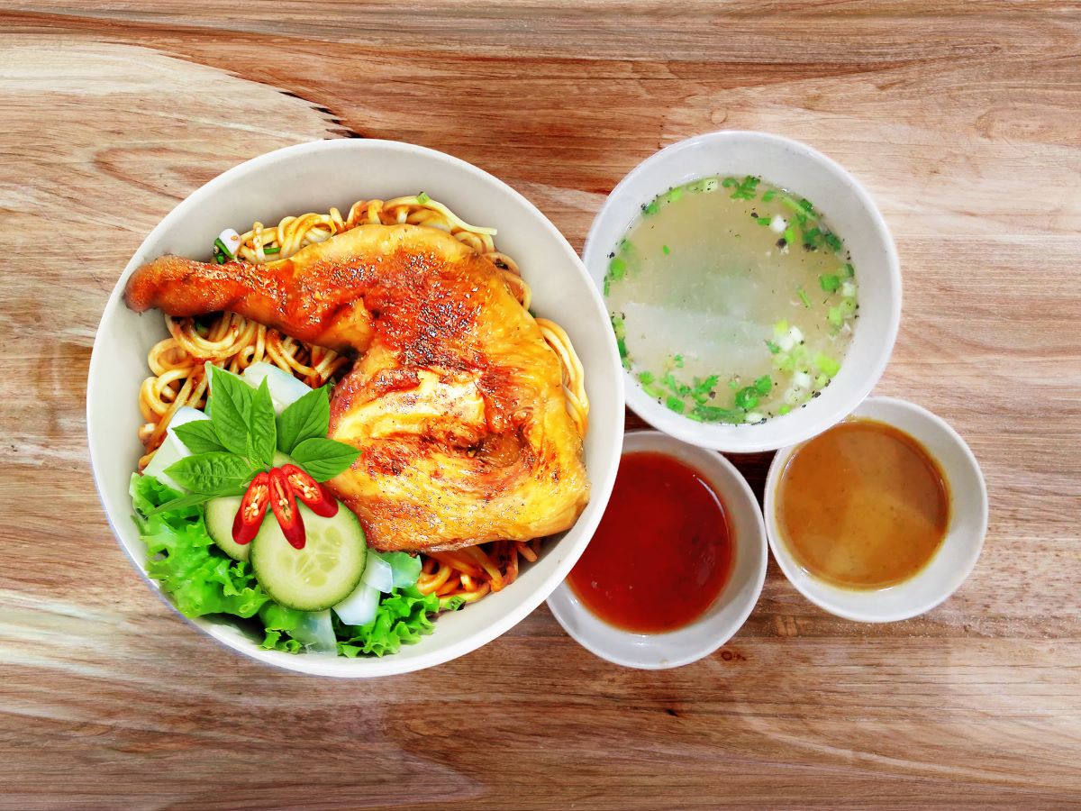 Thưởng thức mì sụa Sóc Trăng - Sợi mì 'may mắn' trong tín ngưỡng người Hoa - ảnh 1