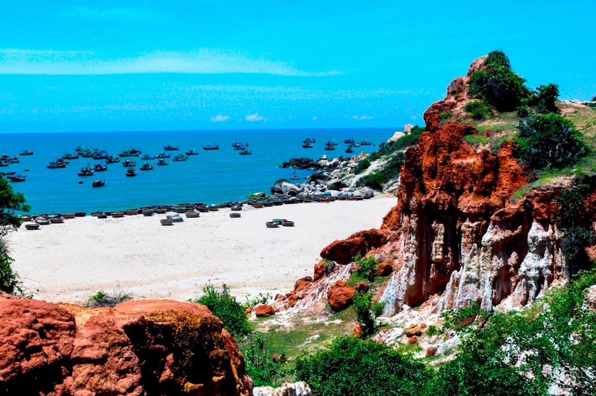Check-in Gành Son - Bình Thuận: Bãi biển đỏ rực hút hồn du khách - ảnh 2