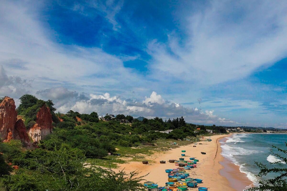 Check-in Gành Son - Bình Thuận: Bãi biển đỏ rực hút hồn du khách - ảnh 1