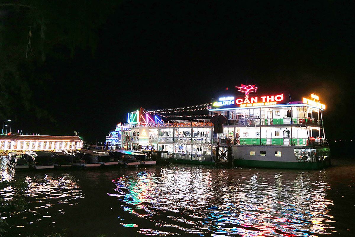 Trải nghiệm du thuyền Cần Thơ: Khám phá vẻ đẹp quyến rũ của Ninh Kiều về đêm - ảnh 1