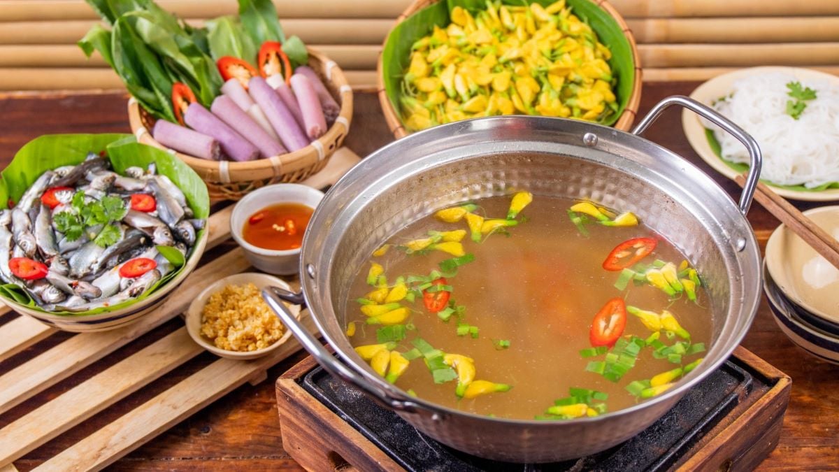 Lẩu cá linh bông điên điển - Món ngon Cần Thơ khiến du khách xiêu lòng - ảnh 1