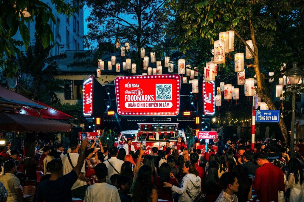 Hơn 200 content creators check-in phố ẩm thực Tống Duy Tân