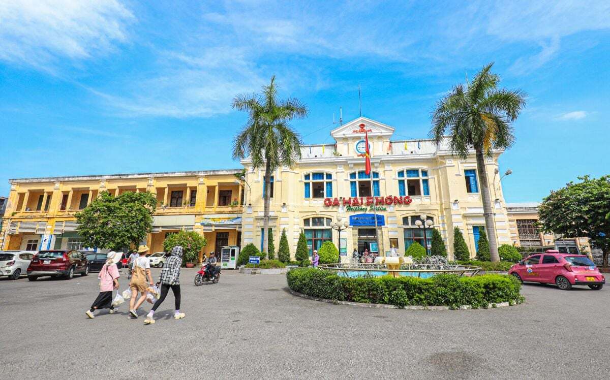 Du lịch Hải Phòng hè 2025 nên mặc gì? Gợi ý trang phục vừa đẹp vừa thoải mái - ảnh 3