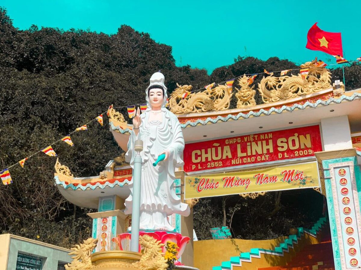 Chùa Linh Sơn Phú Quý: Ngôi chùa “tựa sơn hướng thủy” độc đáo của Bình Thuận - ảnh 1