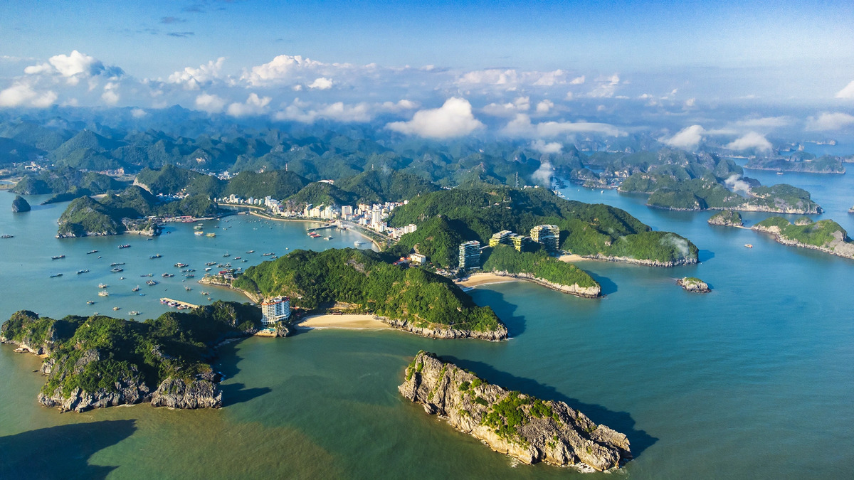 Du lịch Hải Phòng hè 2025: Nên chọn food tour hay tour biển đảo? - ảnh 1