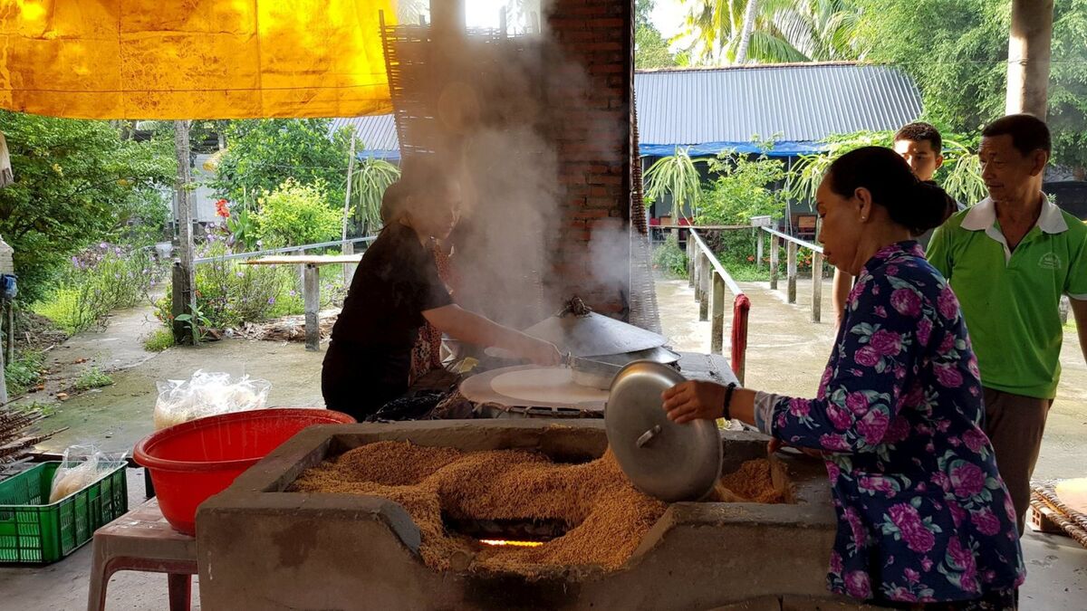 Tham quan lò hủ tiếu hơn 44 năm tuổi ở Cần Thơ - ảnh 2