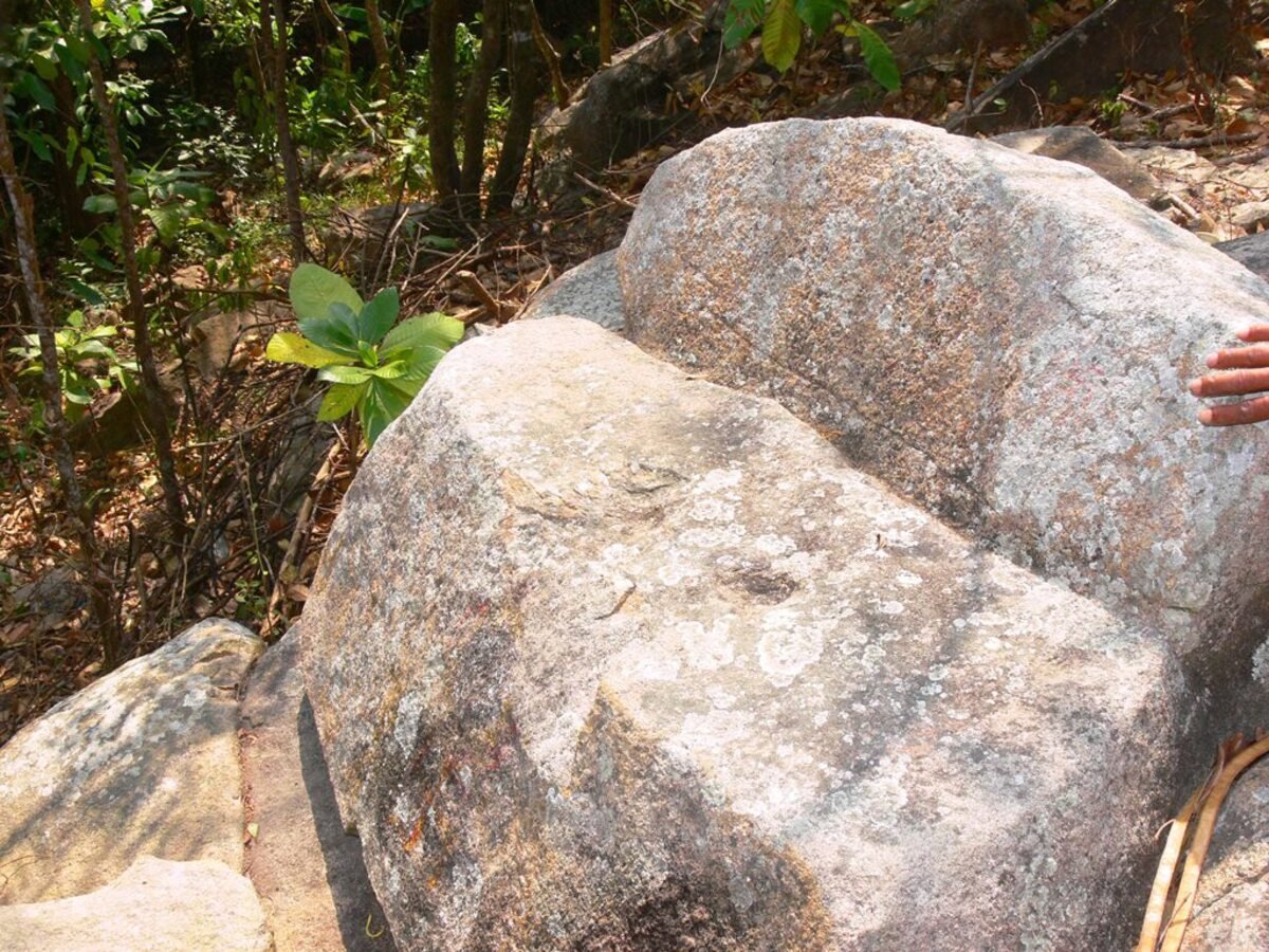Bệ đá giống ngai vàng của Vua Gia Long trên núi Cấm (Ảnh: báo An Giang)