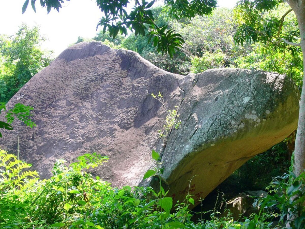 Tượng đá Thần Kim Quy núi Bà Đội Om (Ảnh: báo An Giang)