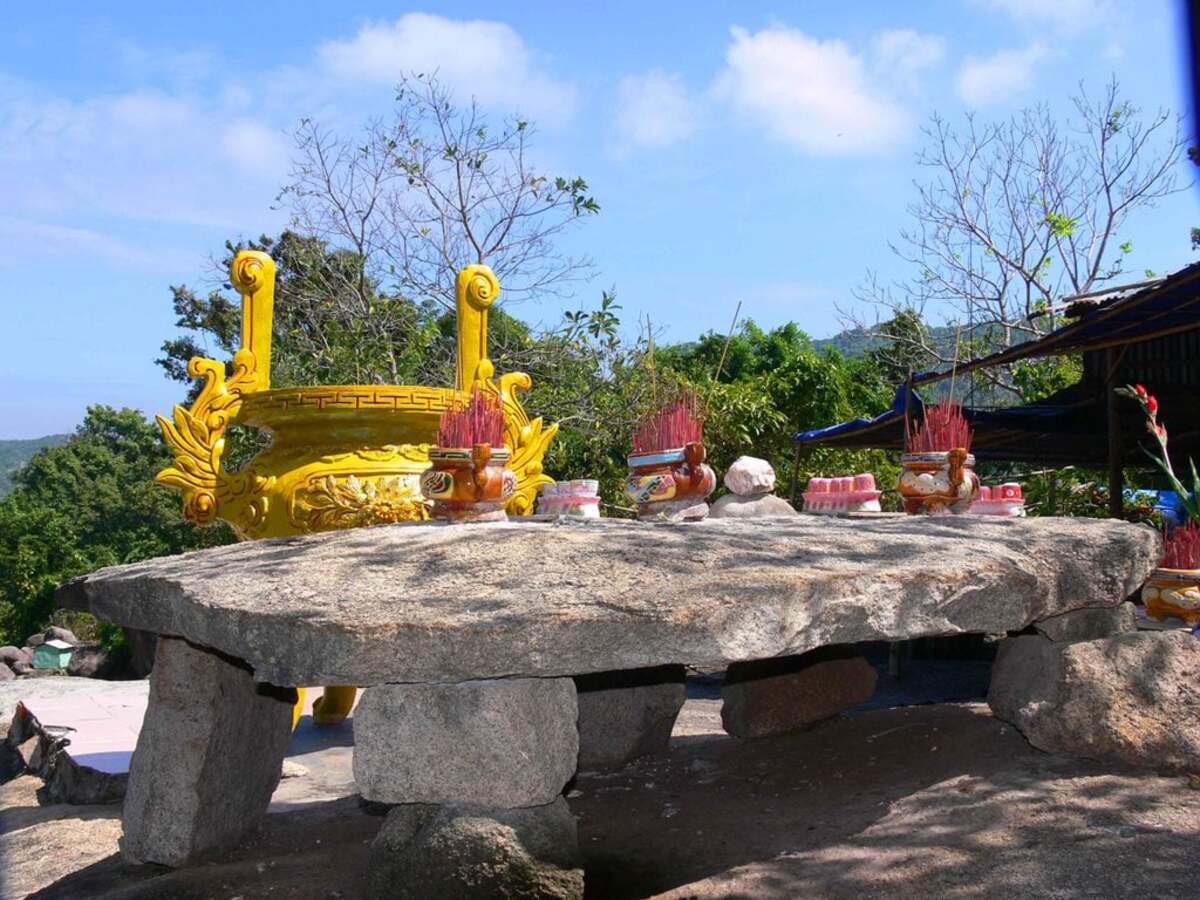 Phiến đá Bàn Cờ Tiên (Ảnh: báo An Giang)