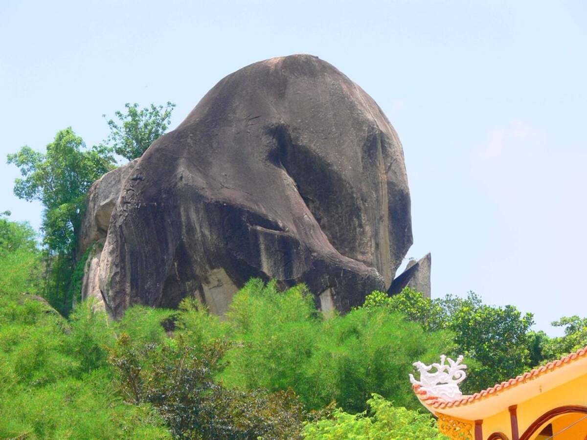 Tảng đá hình voi trên núi Tượng (Ảnh: báo An Giang)