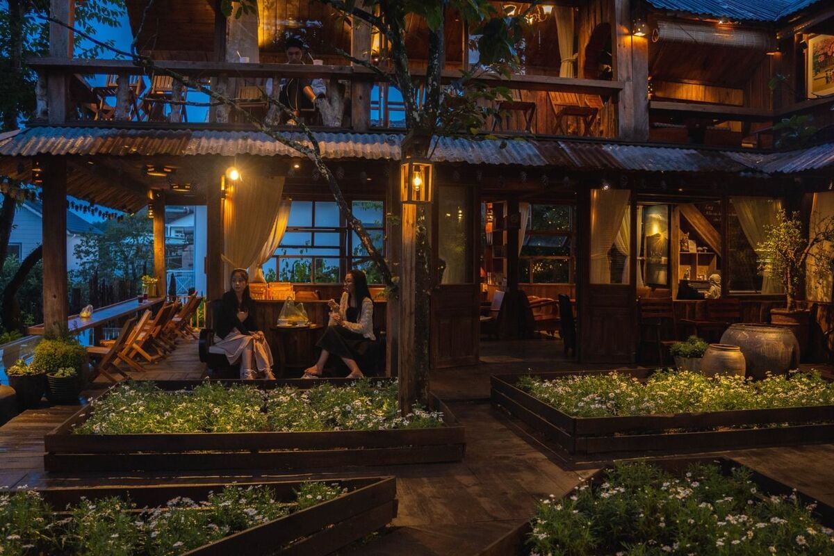 Top 5 quán cafe view đẹp nhất Đà Lạt vào ban đêm - ảnh 2