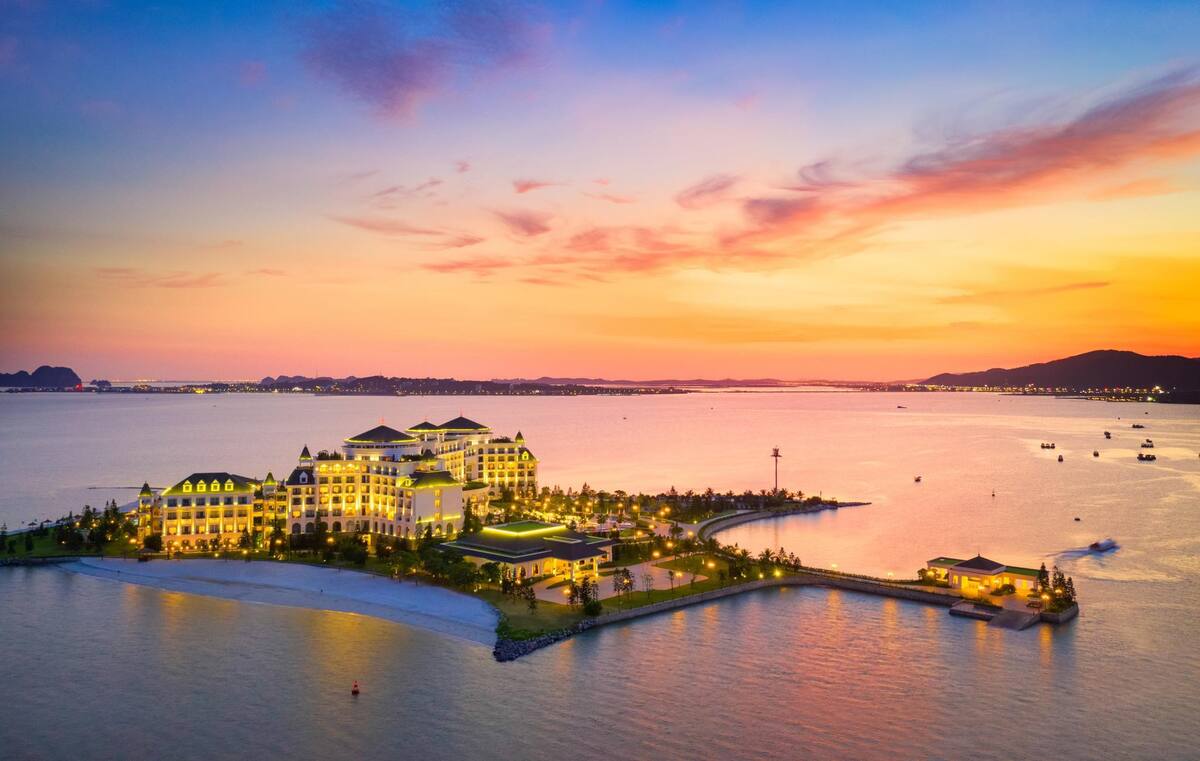 Top 7 khách sạn, resort Hạ Long có hồ bơi siêu đẹp - ảnh 2