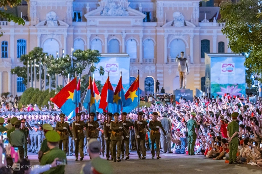 Đại lễ 30/4: TP. Hồ Chí Minh trở thành tâm điểm du lịch với diễu binh hoành tráng - ảnh 3