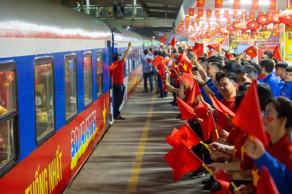 “Hành trình thống nhất” sau 50 năm: Tàu SE1 rời Hà Nội trong không khí xúc động - ảnh 2