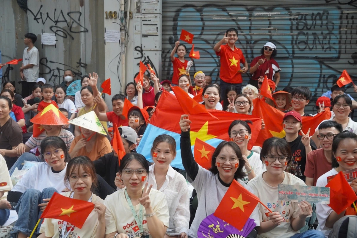 Màu cờ nhuộm đỏ rực phố phường, nhân dân đồng lòng hướng về ngày thống nhất - ảnh 1