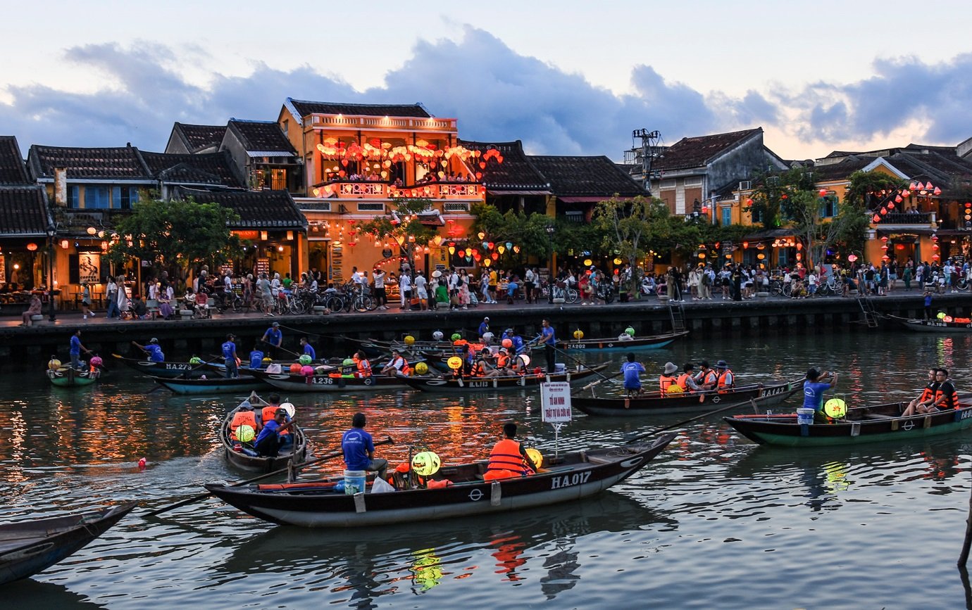 Phố cổ Hội An “thất thủ” vì quá đông du khách - ảnh 1