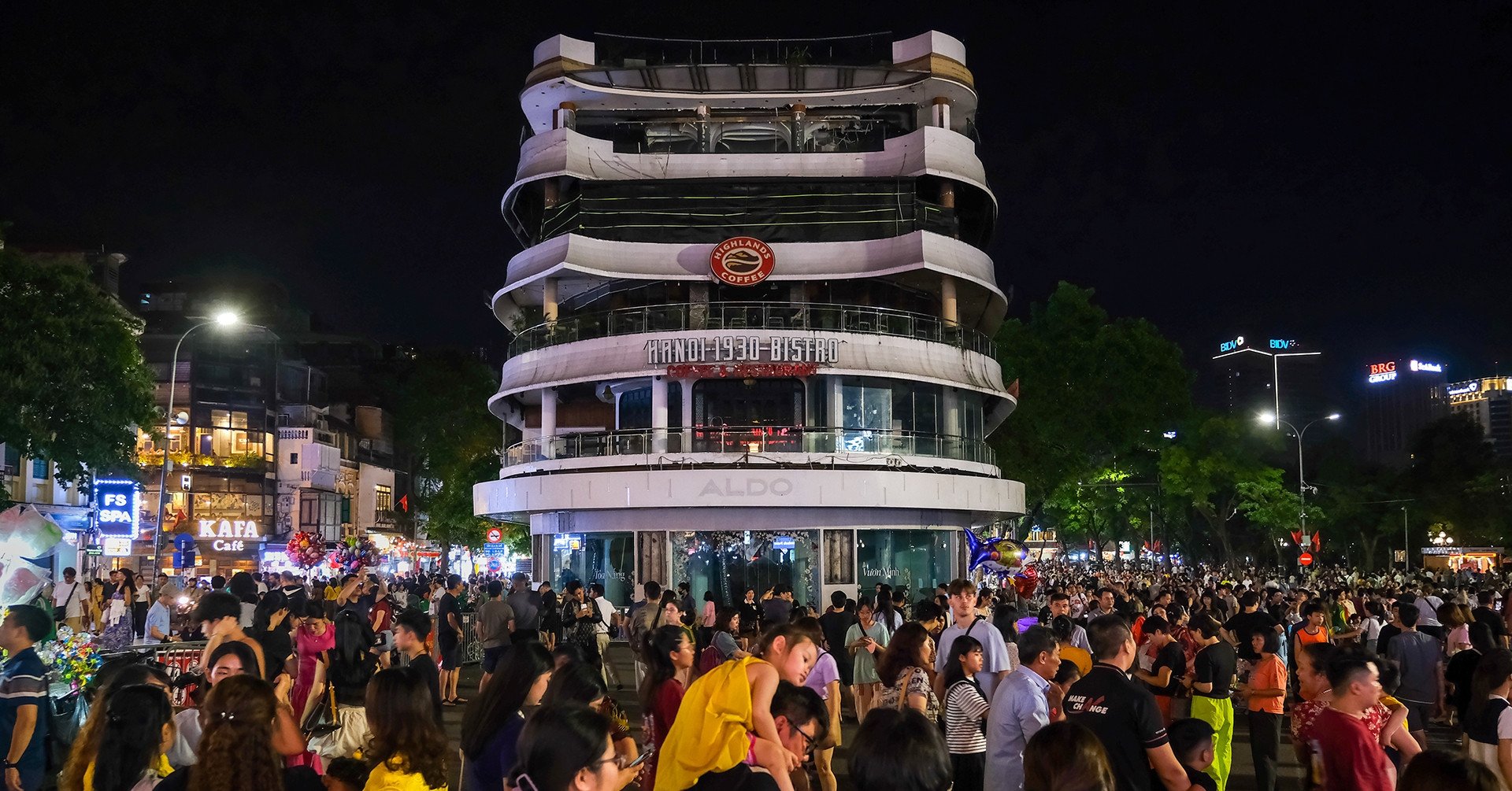 Hồ Gươm biến thành điểm đến không thể bỏ lỡ trong đêm nghỉ lễ 30/4-1/5 - ảnh 1