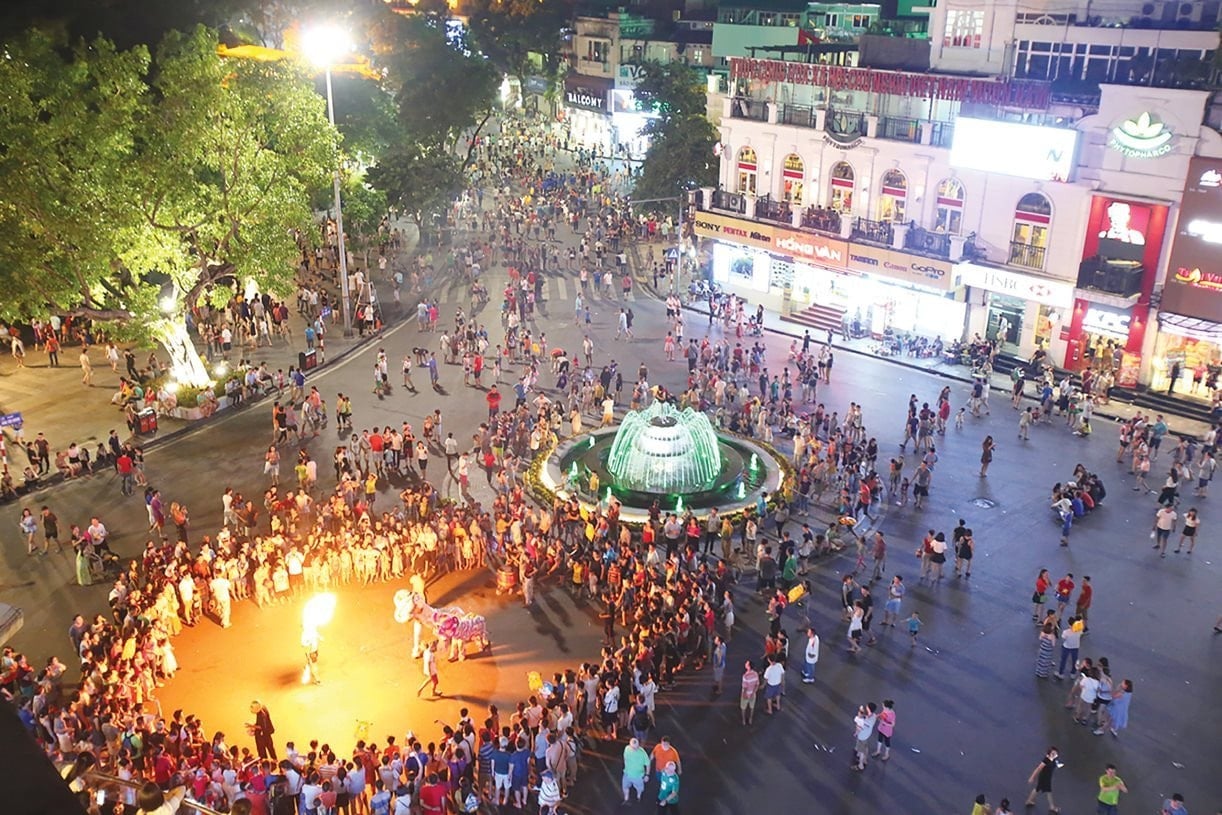 Hồ Gươm biến thành điểm đến không thể bỏ lỡ trong đêm nghỉ lễ 30/4-1/5 - ảnh 2
