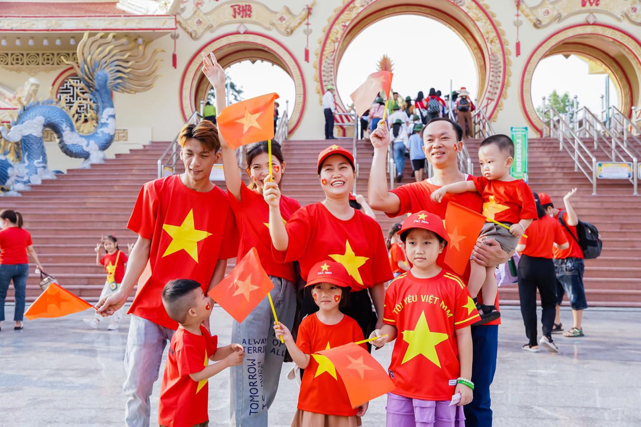 Du lịch dịp 30/4: Hơn 10,5 triệu lượt khách đổ bộ, doanh thu bùng nổ trên toàn quốc - ảnh 1