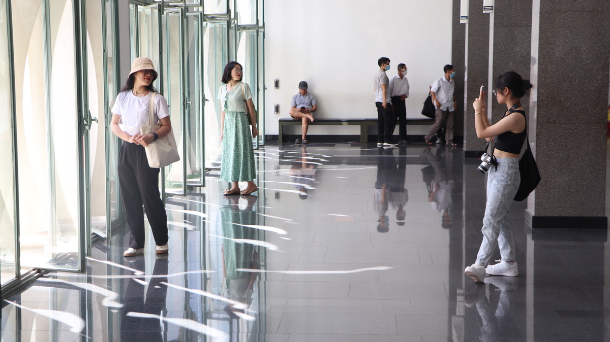 Mặc gì khi đi Dinh Độc Lập TP.HCM? Gợi ý trang phục phù hợp - ảnh 5