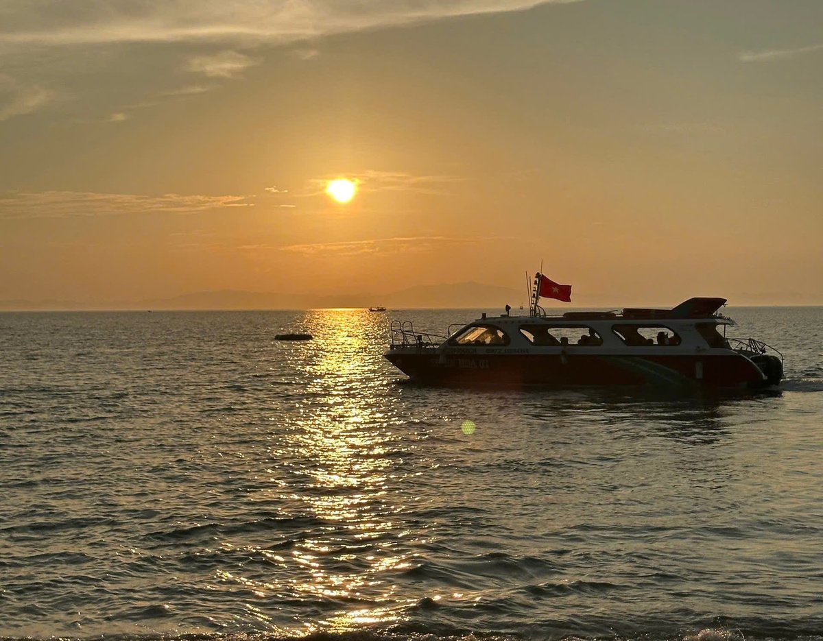 Hoàng hôn trên biển Cô Tô Con. (Ảnh: Hà Linh)