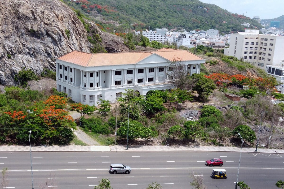 Biệt thự  “ngủ quên” 20 năm ở Vũng Tàu: Kiến trúc Pháp lộng lẫy với vẻ đẹp ma mị - ảnh 2