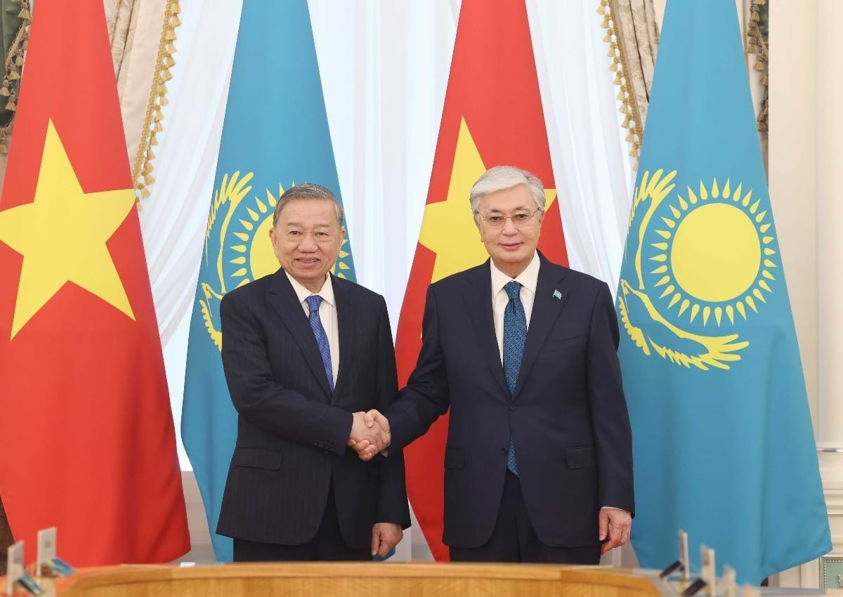 Tổng Bí thư Tô Lâm và Tổng thống Kazakhstan Kassym-Jomart Tokayev chụp ảnh chung trước hội đàm cấp Nhà nước. Ảnh: Thống Nhất/TTXVN