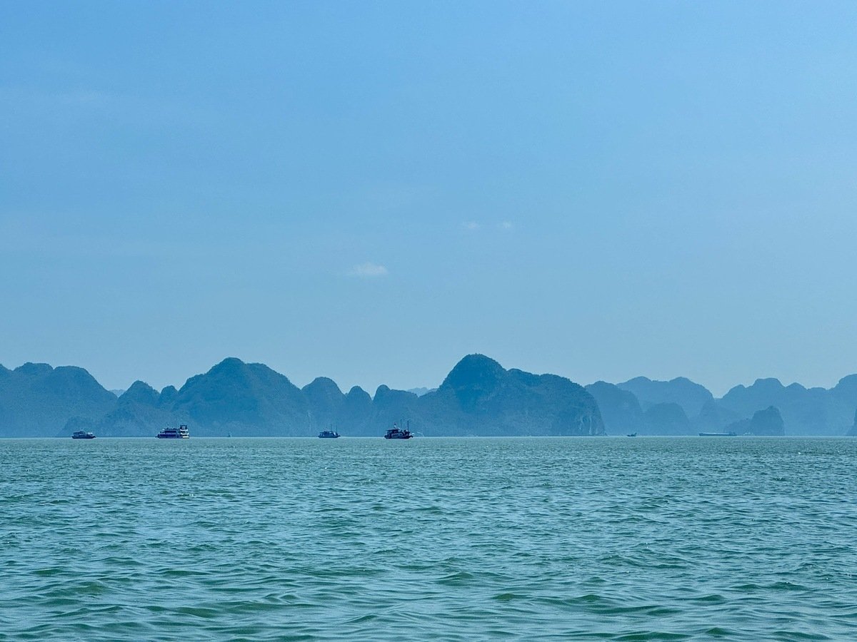 Ảnh vịnh Hạ Long đầu tháng 5/2025. (Ảnh: Mun)
