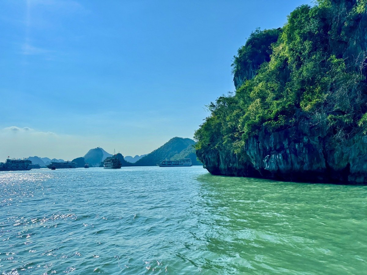 Ảnh vịnh Hạ Long đầu tháng 5/2025. (Ảnh: Mun)
