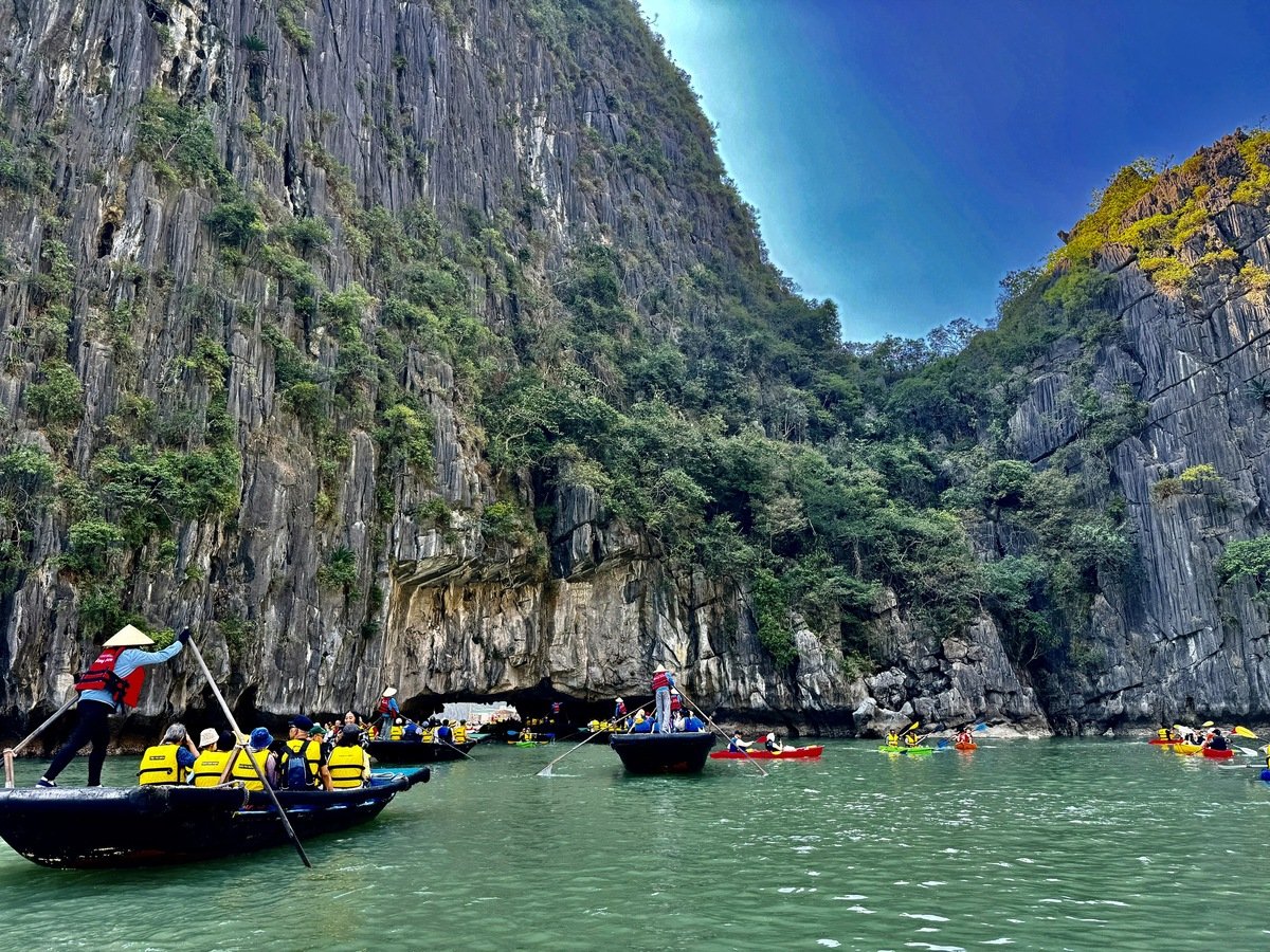 Ảnh vịnh Hạ Long đầu tháng 5/2025. (Ảnh: Mun)