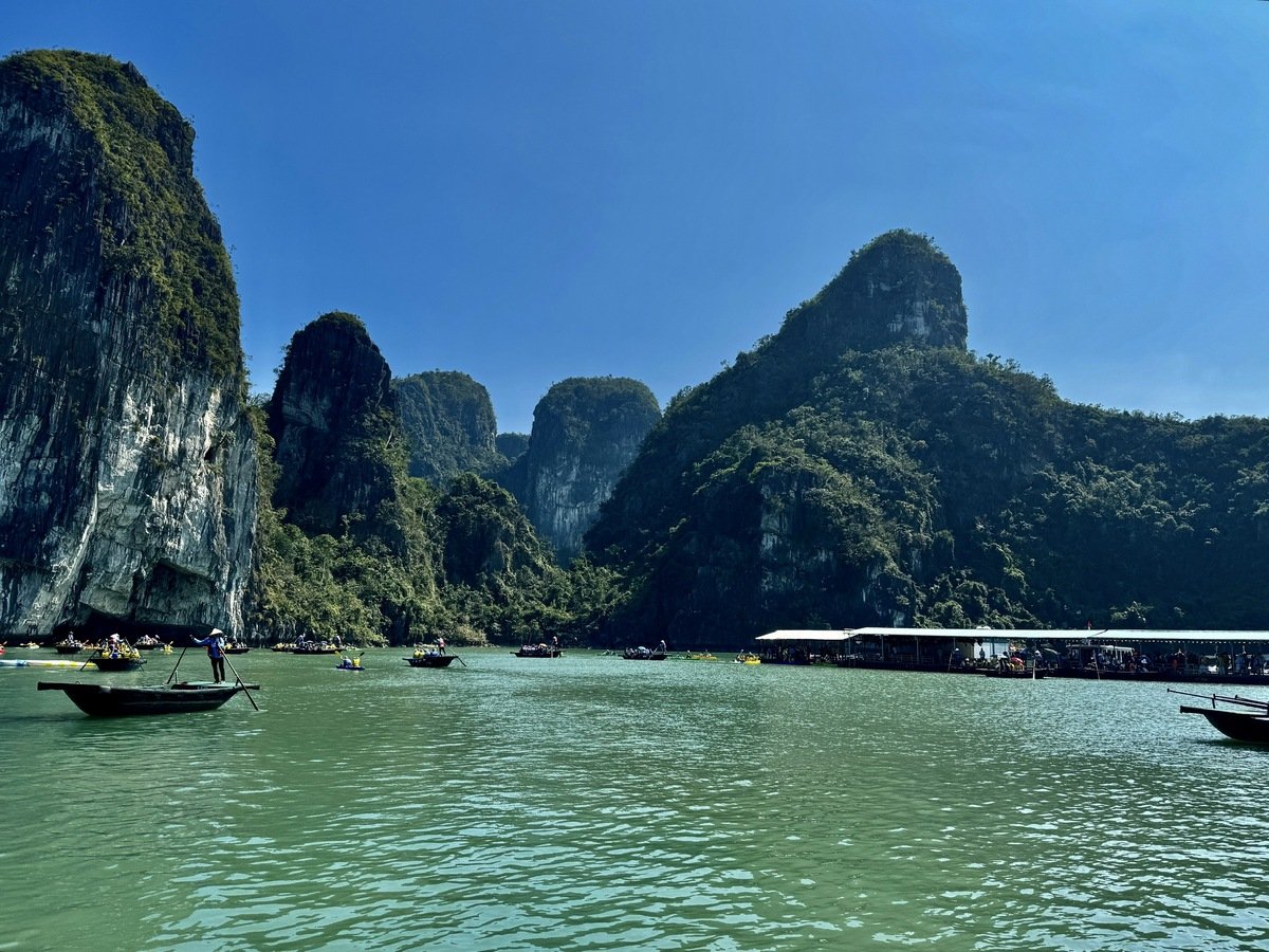 Ảnh vịnh Hạ Long đầu tháng 5/2025. (Ảnh: Mun)