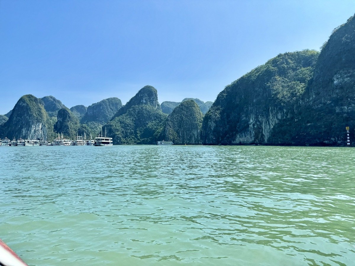 Ảnh vịnh Hạ Long đầu tháng 5/2025. (Ảnh: Mun)