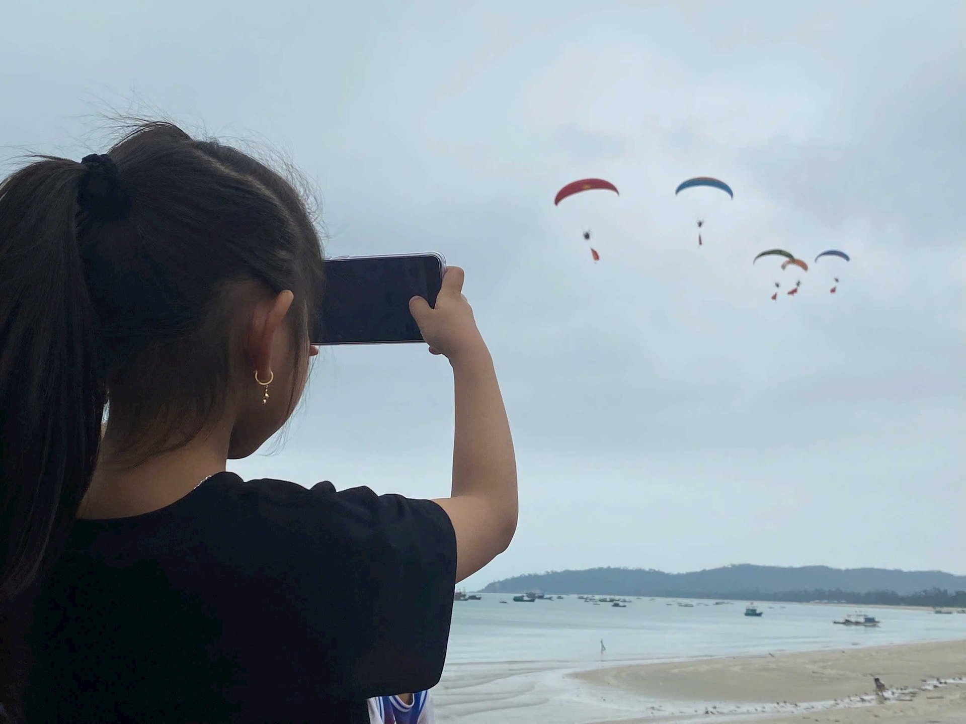 Bay dù lượn trên đảo Cô Tô: Điểm nhấn du lịch mới của Quảng Ninh - ảnh 1