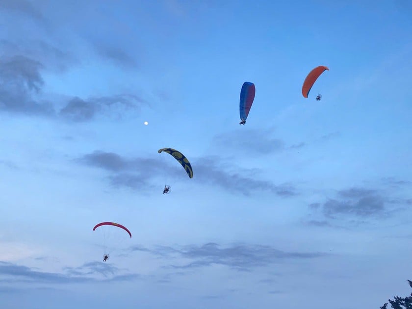 Bay dù lượn trên đảo Cô Tô: Điểm nhấn du lịch mới của Quảng Ninh - ảnh 2
