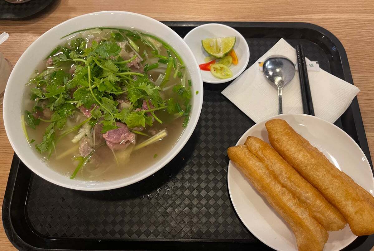 Phở ở sân bay Nội Bài giá bao nhiêu? Tại sao đắt gấp 4 lần bên ngoài? - ảnh 1