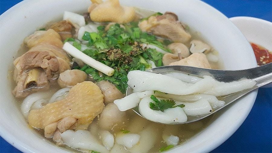 Thưởng thức bánh canh bột xắt - Đặc sản nức tiếng Bến Tre - ảnh 1